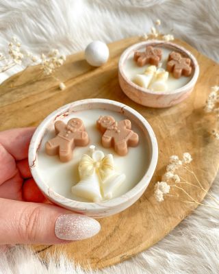 Perníčková X vánoční verze této svíčky? 🤔🤎🤍 Která verze se ti líbí více? Dej mi vědět do komentářů 🤗 #sojovasvicka #svicka...