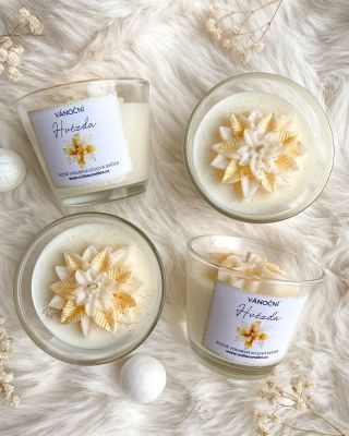 Zlatá vánoční hvězda s vůní jablíčka se skořicí ⭐️🤍 #sojovasvicka #svicka #vanoce #vanocnihvezda #vyrobenoslaskou