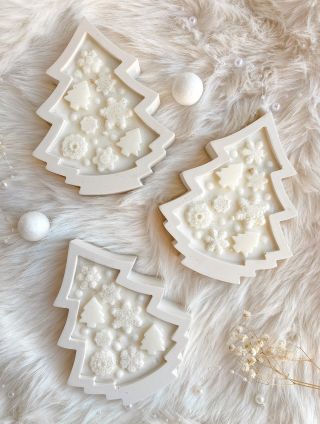 Zasněžený stromeček 🎄❄️🤍 Sójová svíčka s vůní jablíčka a skořice 🤗. Jedna z mých nejoblíbenějších svíček 🤭 🎁 na e-shopu ji...